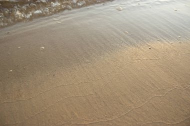 Günbatımı ve nazik sörf. dalgalar kum ve kopya alanı