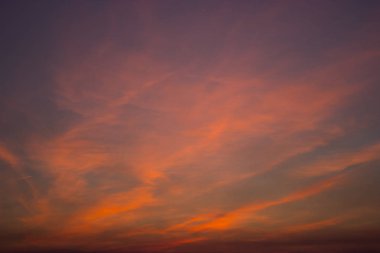 Pembe günbatımı güzel, renkli bulutlar ile. Doğal günbatımı kompozisyon
