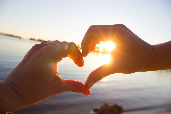 Close Van Handen Van Vrouw Vorm Van Hart Tegen Zonsondergang — Stockfoto