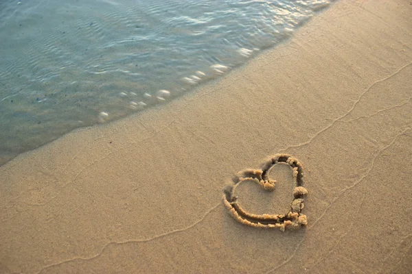 沙滩上的沙滩上的心象征 爱海洋概念 — 图库照片