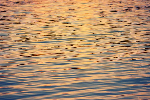 川の表面にさざ波の分離のクローズ アップ — ストック写真