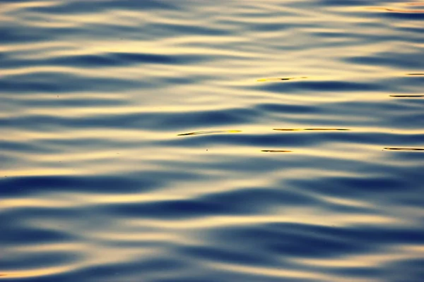 Nehir Yüzeyinde Ripples Izole Close — Stok fotoğraf