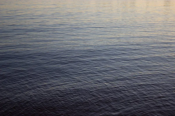 川の表面にさざ波の分離のクローズ アップ — ストック写真