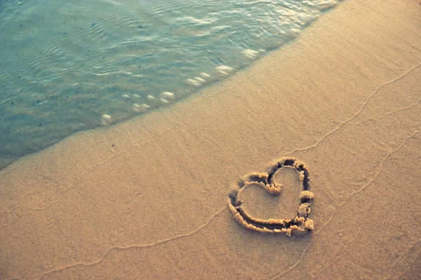 Символ Сердца Песке Пляжа Любовь Океану — стоковое фото