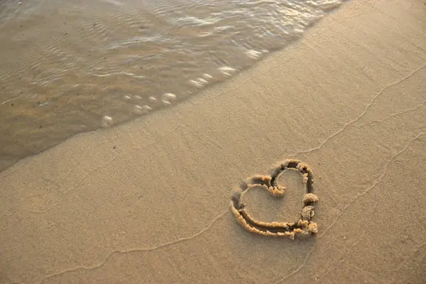 Символ Сердца Песке Пляжа Любовь Океану — стоковое фото