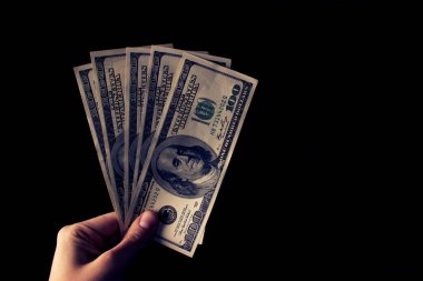 hungred dolar faturaları siyah arka plan üzerine