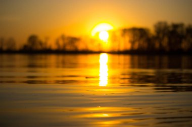 Nehrin üzerinde güzel bir gün batımı.