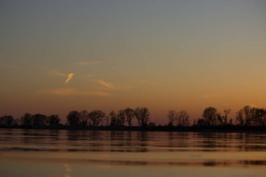 Nehrin üzerinde güzel bir gün batımı.
