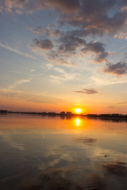 Nehrin üzerinde güzel bir gün batımı.
