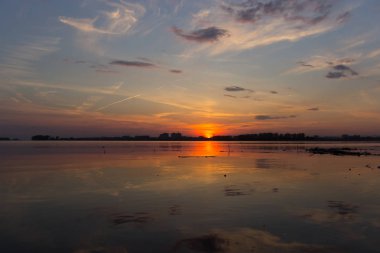 Nehrin üzerinde güzel bir gün batımı.