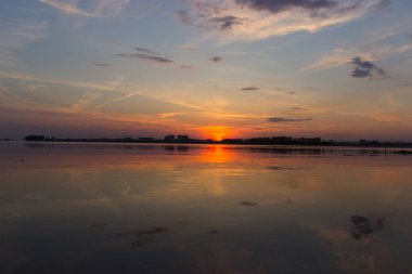 Nehrin üzerinde güzel bir gün batımı.