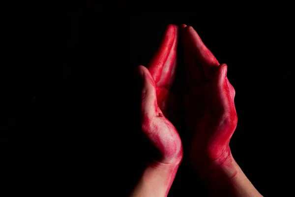 Кровавая Тема Одинокий Убийца Убийца Показывает Кровавые Руки — стоковое фото