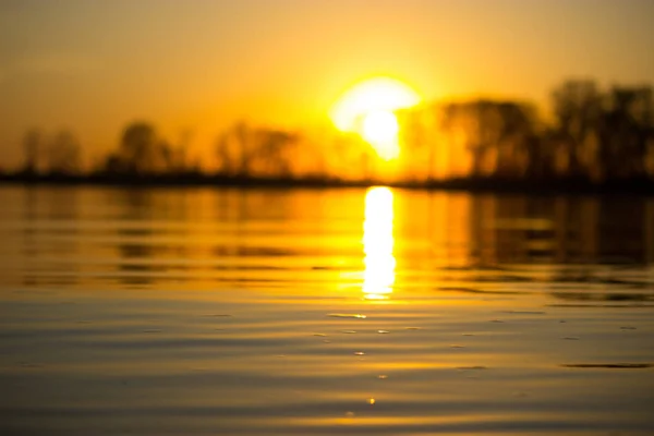 川の上の美しい夕日 — ストック写真