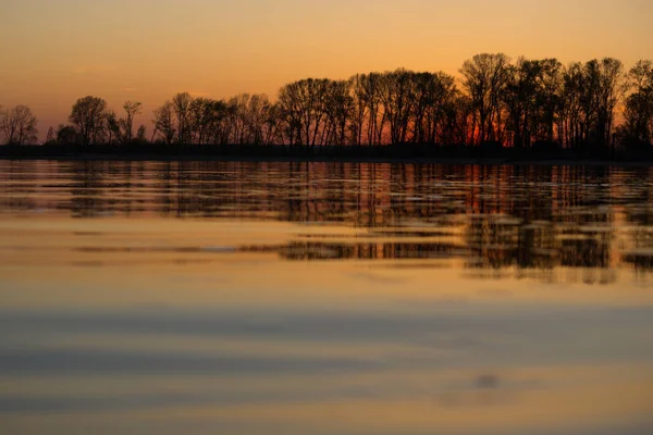 美丽的落日掠过河流 — 图库照片