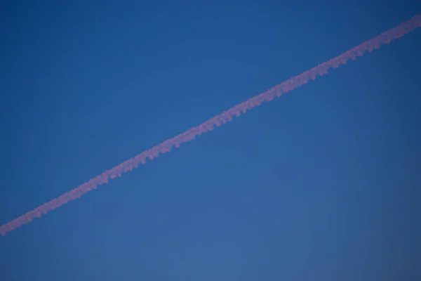 タイの上空で航空燃料から化学証跡 — ストック写真