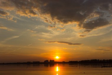 Denizin üzerinde güzel bir gün batımı.
