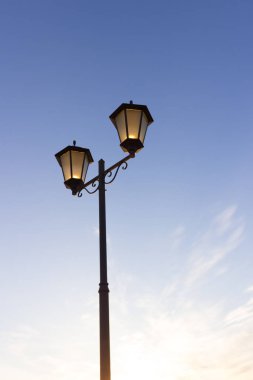 Mavi gökyüzüne karşı sokak lambası