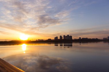 Şaşırtıcı kenti Nehri üzerinde. günbatımı