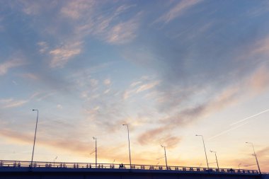 Siluet sokak ışıkların