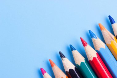 kopya alanı ile mavi arka plan üzerinde renkli kalemler