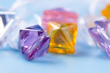 mavi arka plan üzerinde renkli mücevher.