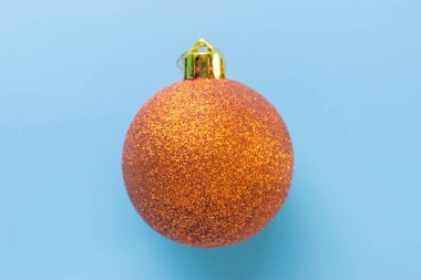 Noel Top mavi zemin üzerine.