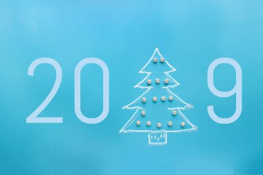 Doğum günü mumu, mutlu yeni yıl 2019 kavramı ile ışıltı havai fişek ile yazılı 2019.