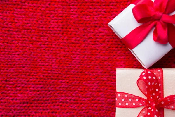 红色背景的圣诞礼物盒 — 图库照片