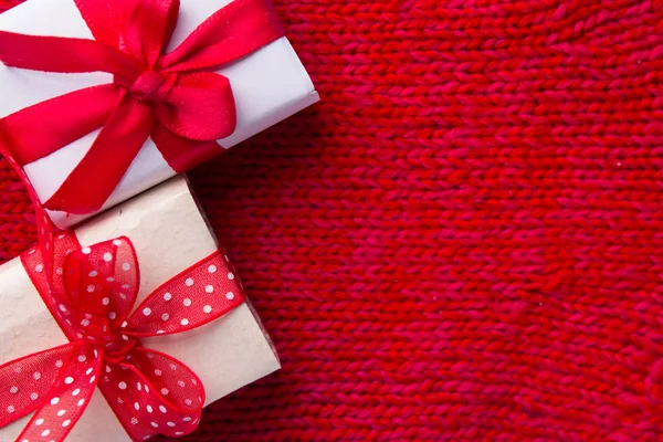 红色背景的圣诞礼物盒 — 图库照片