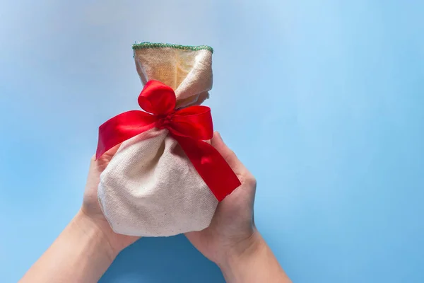 Bolsa Navidad Con Cinta Roja —  Fotos de Stock