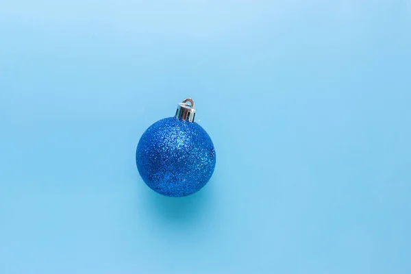 Boule Noël Sur Fond Bleu — Photo