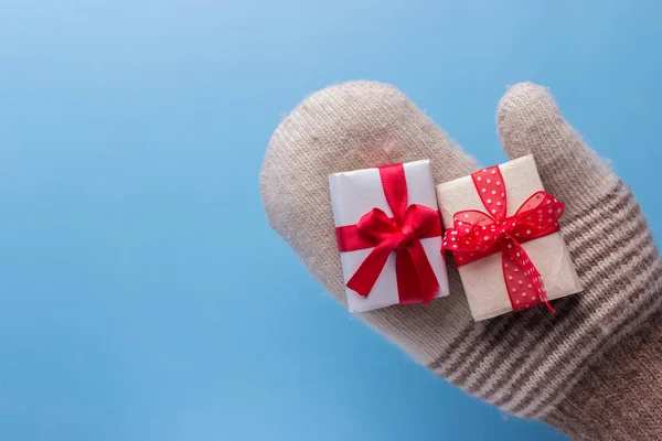 Manos Femeninas Sosteniendo Regalo Navidad —  Fotos de Stock