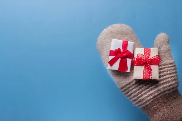 Manos Femeninas Sosteniendo Regalo Navidad —  Fotos de Stock