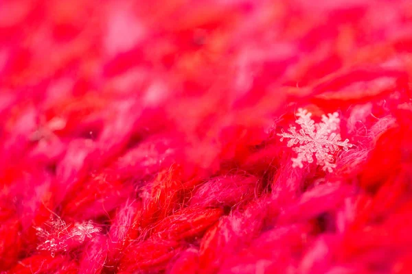 Hópehely Piros Kötött Gyapjú Kesztyű Közelről — Stock Fotó