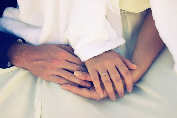 Close Mão Noivo Segurando Noiva — Fotografia de Stock