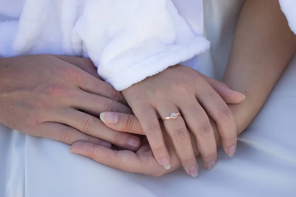 Primo Piano Della Sposa Che Tiene Mano Dello Sposo — Foto Stock