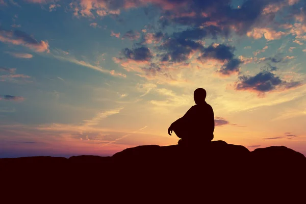 Людина Медитує Пастель Високій Горі Фоні Заходу Сонця — стокове фото