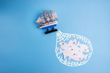 okyanus overfished kavramı görüntüdür. kağıt gemi balık ve oyuncak