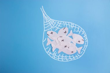 okyanus overfished kavramı görüntüdür. kağıt gemi balık ve oyuncak