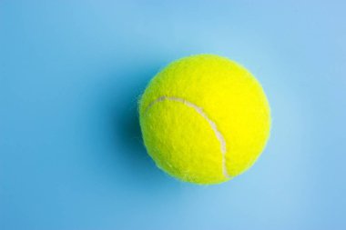 Büyük tenis topu mavi arka plan - Trendy minimal tasarım Üstten Görünüm