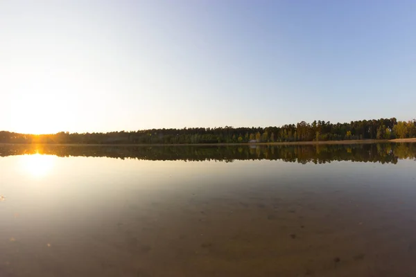 Solnedgång Sjön Vatten Och Vackra Färgade Himmel — Stockfoto