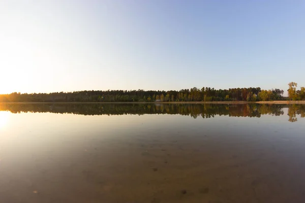 Solnedgång Sjön Vatten Och Vackra Färgade Himmel — Stockfoto