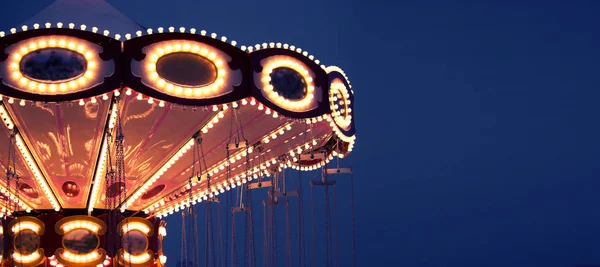 Verlichte Franse Carrousel Bij Nacht Getinte Afbeelding — Stockfoto