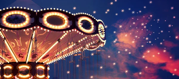 Geceleri ışıklı Fransız atlıkarınca. tonlu görüntü