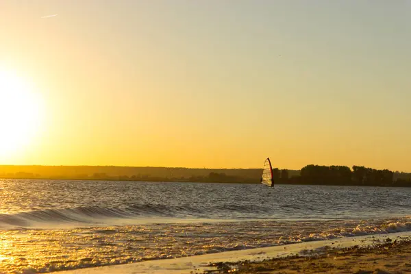 Άνθρωπος Wind Surf Λήξης Ουρανός Φόντο — Φωτογραφία Αρχείου