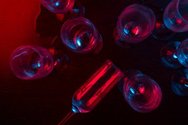 birçok gözlük neon ışık. parti konsept