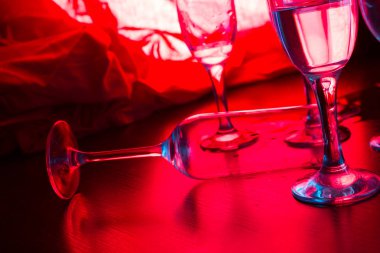 birçok gözlük neon ışık. parti konsept