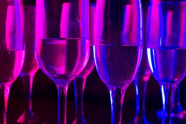 birçok gözlük neon ışık. parti konsept