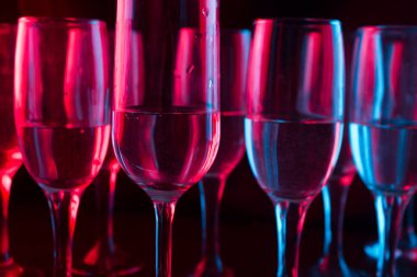 birçok gözlük neon ışık. parti konsept