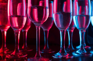 birçok gözlük neon ışık. parti konsept